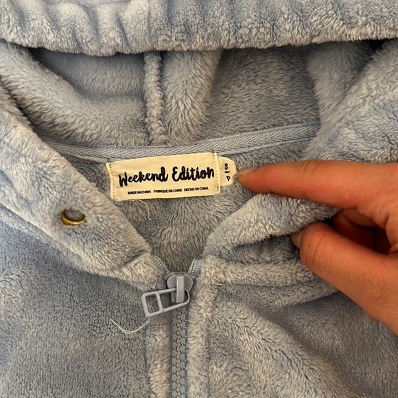 Fuzzy cropped zip-up sweater - Picture 2 of 3